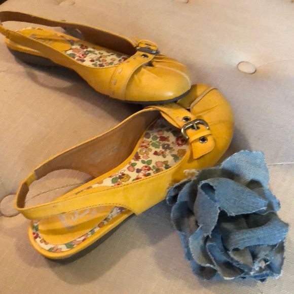 Decree Buckled Slides size 61/2 - Picture 3 of 3